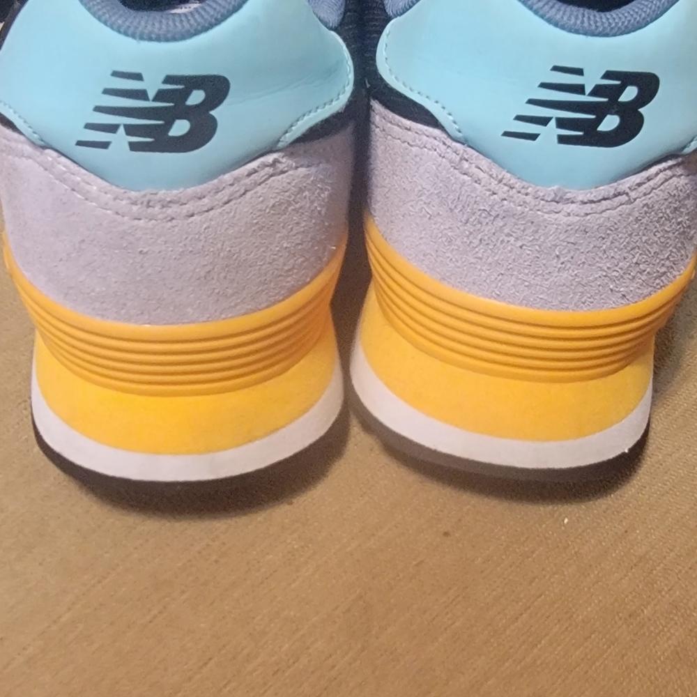 New Balance - Picture 2 of 8